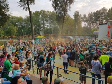 Renkli çiçekli Festivali'nde atma Holi. Rusya, Moskova, Eylül 2017.