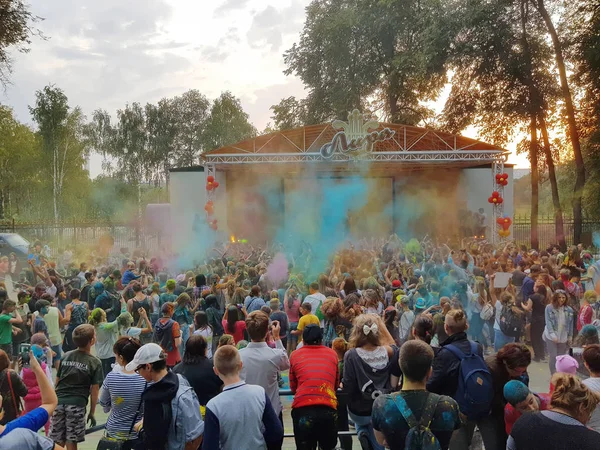 Renkli çiçekli Festivali'nde atma Holi.