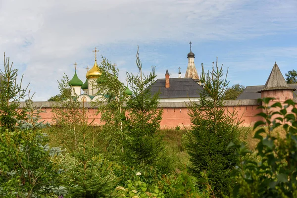 Suzdal で高い壁の背後にある古代の修道院。ロシアの歴史的な見所. — ストック写真