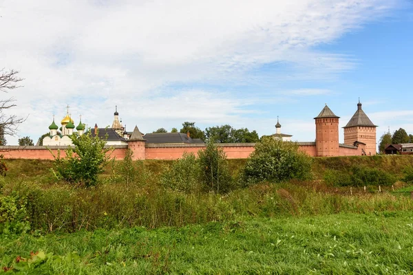 Suzdal で高い壁の背後にある古代の修道院。ロシアの歴史的な見所. — ストック写真