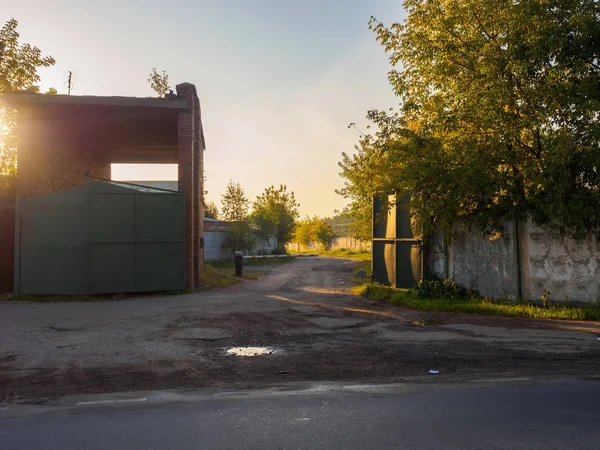 早上在老工厂门口有一道屏障的大门. — 图库照片