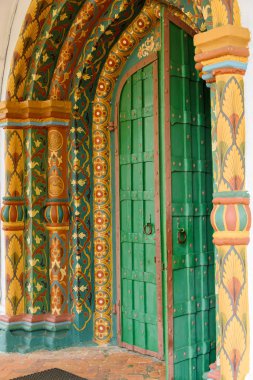 Çok renkli ahşap dekoratif bitirmek Suzdal eski Ortodoks Kilisesi girişinde.