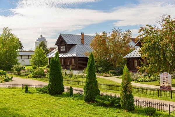 Zobacz stare drewniane domy w mieście Suzdal. Rosja. Strona główna dla mniszek w budynku dawnego klasztoru. — Zdjęcie stockowe