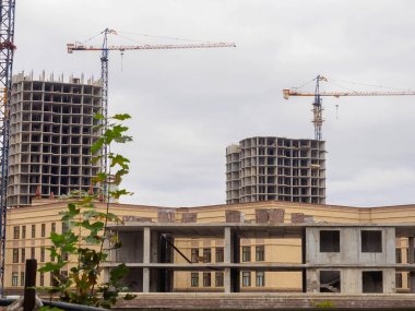 Çok katlı evlerin inşaatı. İnşaat alanı.