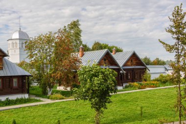 Eski ahşap evlerin Suzdal City görünümünü. Rusya. Eski bir manastır rahibeler için ev.