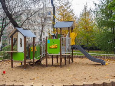 Çocuk parkta kasabada sonbaharda oyun..