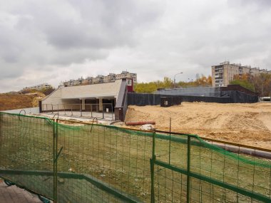 Bir yeraltı geçidi ve ele bir otoyol inşaatı.