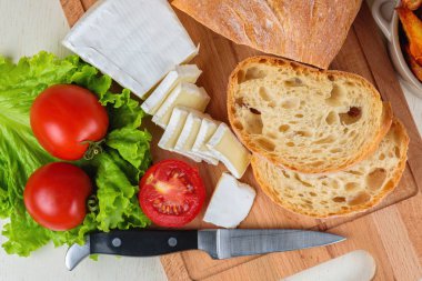 Ekmek, peynir, domates, patates ve elim bir ahşap masa portre salataya üzerinden Servis Kahvaltı.