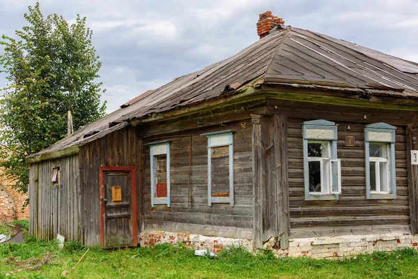 Старый деревянный заброшенный дом осенью . — стоковое фото