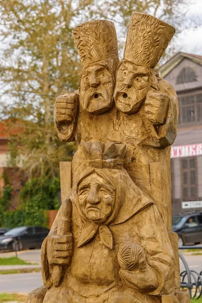 Wooden sculpture of the characters of Russian folk tales. Russia, Suzdal, September 2017. — Stock Photo, Image