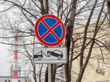 Arabalar ve tahliye durdurma yasaklayan trafik işaretleri.