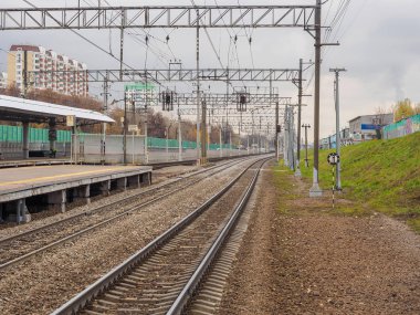Tren istasyonu ve raylar trenleri için. Rusya, Moskova, Ekim 2017.