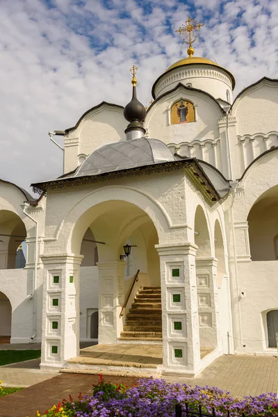 Suzdal eski kilisede. Rusya'nın "altın yüzük". Tarihsel konumlar ve Rusya'nın mimarisi. — Stok fotoğraf