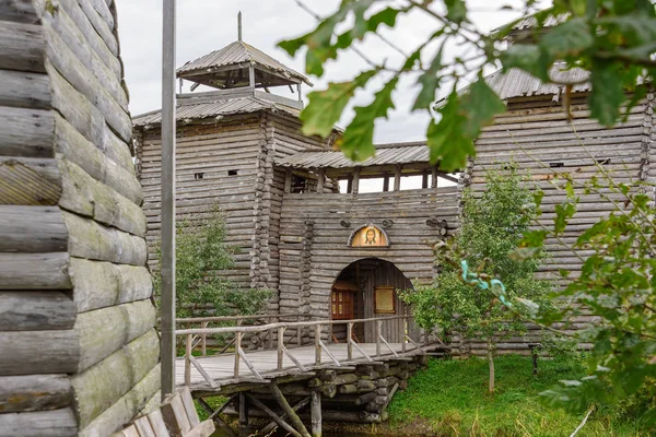 Alte hölzerne Burg in Russland. Touristenattraktion. — Stockfoto