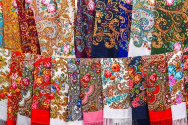 Rus dekoratif çok renkli eşarplar satışı. Rusya, Suzdal, Eylül 2017.