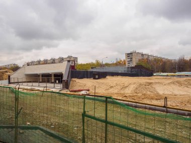 Bir yeraltı geçidi ve ele bir otoyol inşaatı.