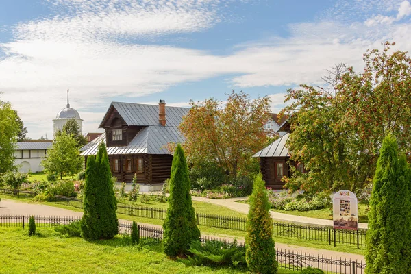 Zobacz stare drewniane domy w mieście Suzdal. Rosja. Strona główna dla mniszek w budynku dawnego klasztoru. — Zdjęcie stockowe