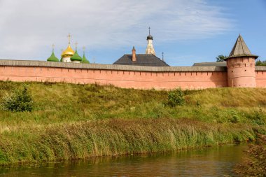 Eski manastır Suzdal içinde yüksek bir duvarın arkasında. Rusya'nın tarihi mekanları.