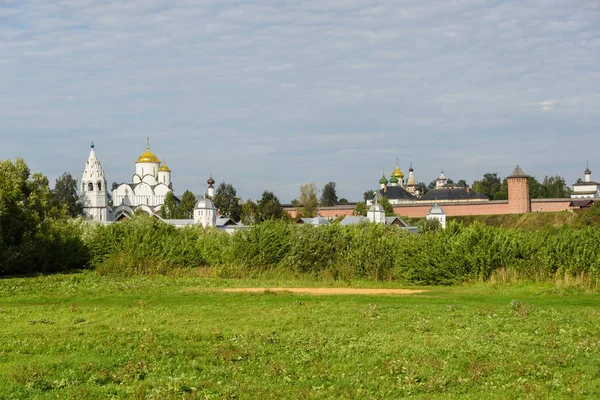 スーズダリの古代教会。ロシアの「黄金のリング」.歴史的観光名所、ロシアの建築. — ストック写真