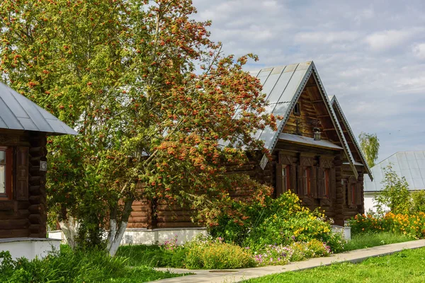 Zobacz stare drewniane domy w mieście Suzdal. Rosja. Strona główna dla mniszek w budynku dawnego klasztoru. — Zdjęcie stockowe