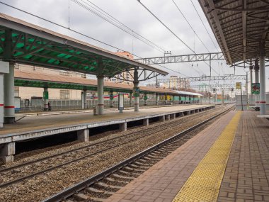 Tren istasyonu ve raylar trenleri için. Rusya, Moskova, Ekim 2017.