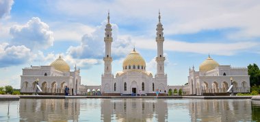 Bulgars 'taki güzel beyaz cami. Tataristan Cumhuriyeti, Rusya. İslam, din ve mimari.