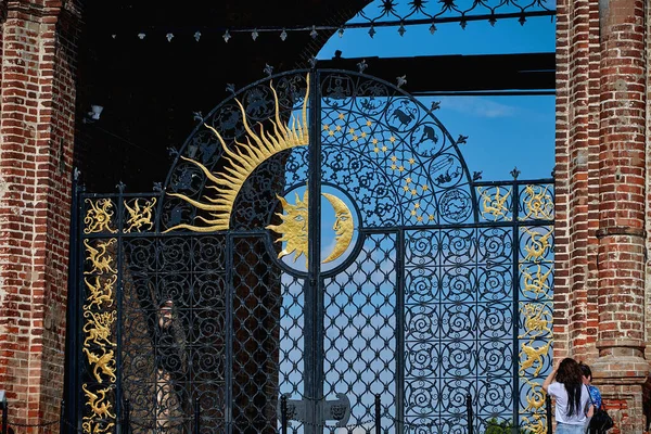 Piękne Kute Bramy Oznakami Zodiaku Księżyc Słońce Czarne Bramy Metalowe — Zdjęcie stockowe