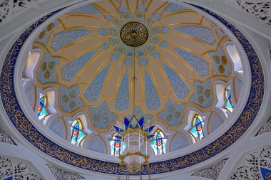 Rusya, Kazan Haziran 2019. Kazan Kremlin'deki Kul Şerif Camii'nin içi. Güzel mozaik ve vitray.