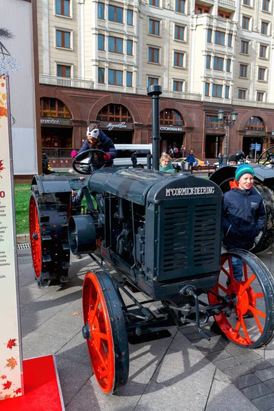 Rusia Moscú Octubre 2019 Exposición Tractores Vintage Festival Otoño Oro —  Fotos de Stock