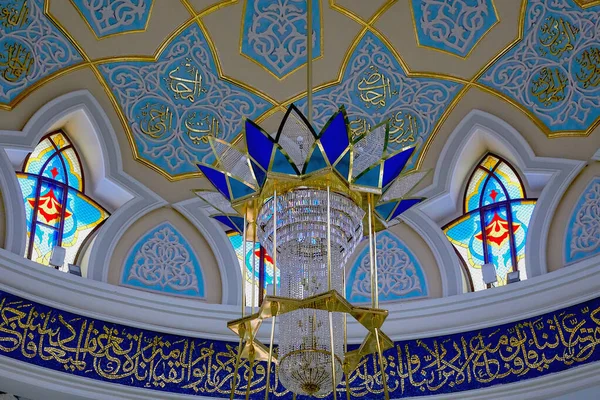 Rusya, Kazan Haziran 2019. Kazan Kremlin'deki Kul Şerif Camii'nin içi. Güzel mozaik ve vitray.