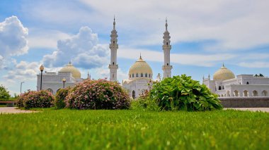 Bulgars 'taki güzel beyaz cami. Tataristan Cumhuriyeti, Rusya. İslam, din ve mimari.