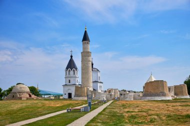 Kazan yakınlarındaki Bulgar tarihi ve arkeolojik anıtındaki cami ve Ortodoks Kilisesi'nin minaresi.