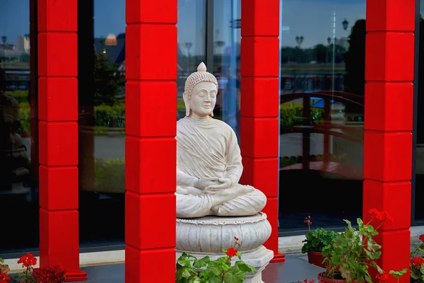 Beautiful White Stone Buddha Statue Stylized Red Pagoda — Stock Photo, Image