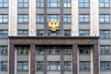 Rus Federasyonu Devlet Duma 'sının arması ile cephenin bir parçası..