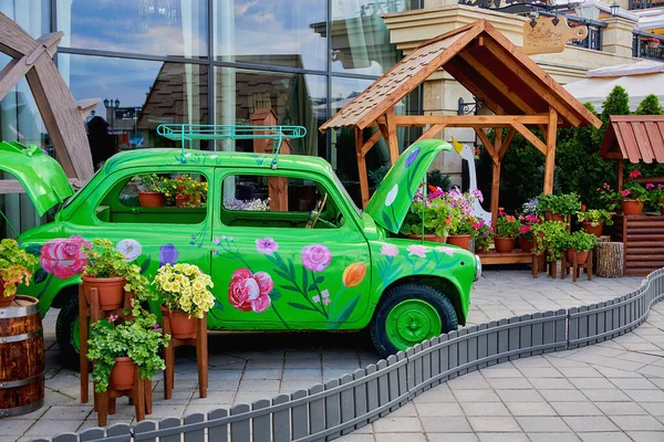 Rússia Kazan Junho 2019 Cama Flores Com Flores Forma Carro — Fotografia de Stock