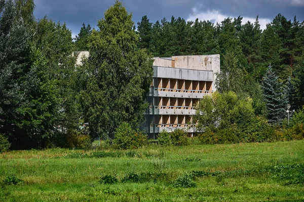 Opuszczony Betonowy Budynek Otoczony Drzewami Krajobraz Opuszczonym Budynkiem — Zdjęcie stockowe
