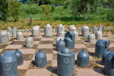 Yerde taş satranç taşları var. Parkta satranç taşları olan stilize satranç tahtası..