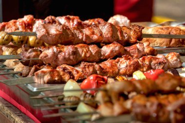 Taze, ev yapımı sebzeli domuz kebabı. Ateşin üstünde yemek pişirmek. Izgaradaki et.
