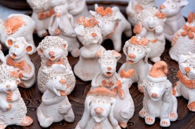 El yapımı kil biblo. El yapımı çömlek. Geleneksel hatıra..