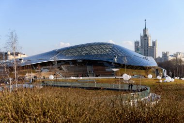 Rusya, Moskova, Şubat 2020 Zaryadye Parkı 'ndaki büyük amfi tiyatronun inşası. Moskova 'nın merkezindeki modern cam bina..