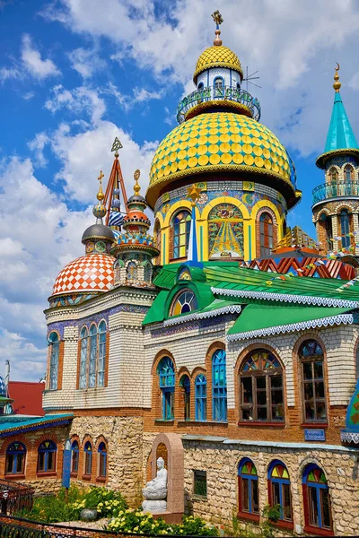 Rusya, Kazan Haziran 2019. Bir yaz günü Kazan 'daki tüm dinlerin renkli tapınağı. Birçok dinin güzel evrensel tapınağı.