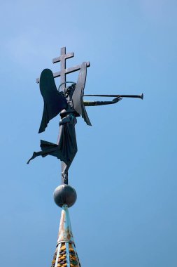 Rusya, Kazan Haziran 2019. Raif Manastırı 'nda bir melekle rüzgar gülü. Hıristiyan kültürü, turizm ve hac yolculuğu.