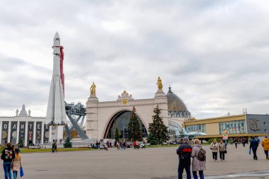 Rusya, Moskova, Ekim 2019. VDNKh 'deki Kozmos sergisinin önündeki alan. Popüler bir turizm merkezi..