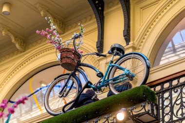 Bir sepet çiçekli bisiklet. İç dekorasyonun çok güzel bir unsuru. Bir bisikletin standart olmayan kullanımı.