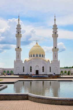 Bulgars 'taki güzel beyaz cami. Tataristan Cumhuriyeti, Rusya. İslam, din ve mimari.