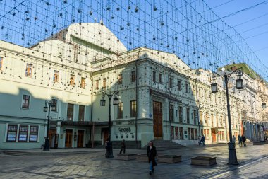 Rusya, Moskova, Şubat 2020. Kamergersky Lane 'deki eski evlerin cephelerine bak..