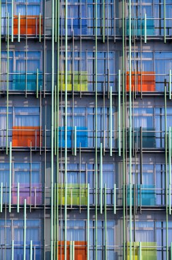 Modern bir konut binasının cephesi, soyut bir mimari çözüm, çok renkli paneller ve metal borular dizayn edildi..