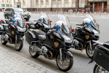 Rusya, Moskova, Ekim 2019. Motorsikletler devlet Duma güvenlik servisine eşlik ediyor..