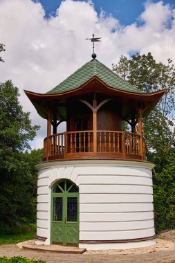 Beyaz Rusya, Zalesie Ağustos 2019. Ünlü besteci Oginsky 'nin malikanesinde bir pagoda şeklinde çardak..