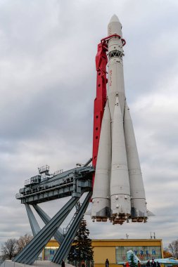 Rusya, Moskova, Ekim 2019 Gagarin 'in Vdnh' de uçtuğu Vostok uzay roketi. Popüler bir turizm merkezi..